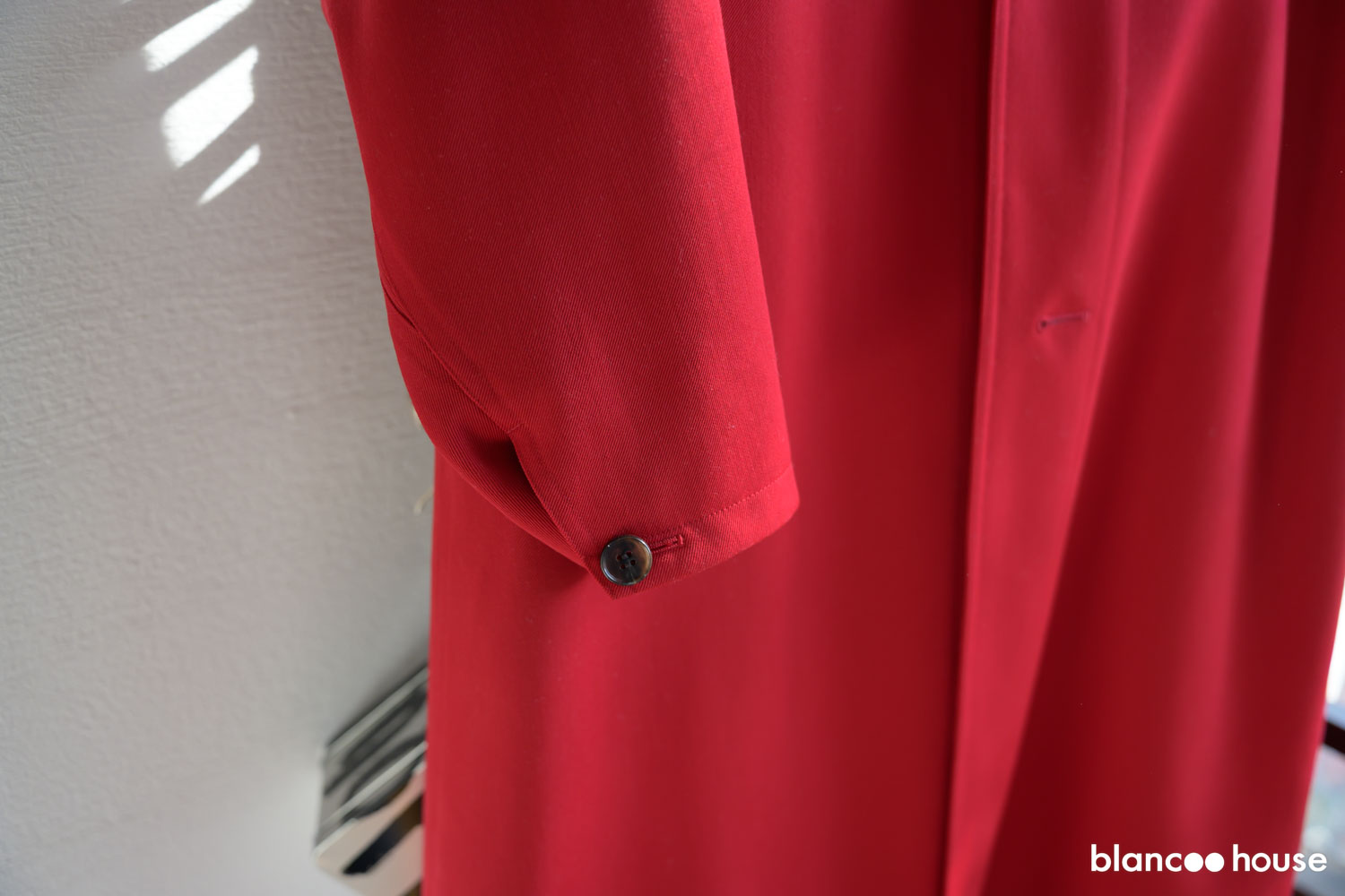 cabanの赤いコートの袖口