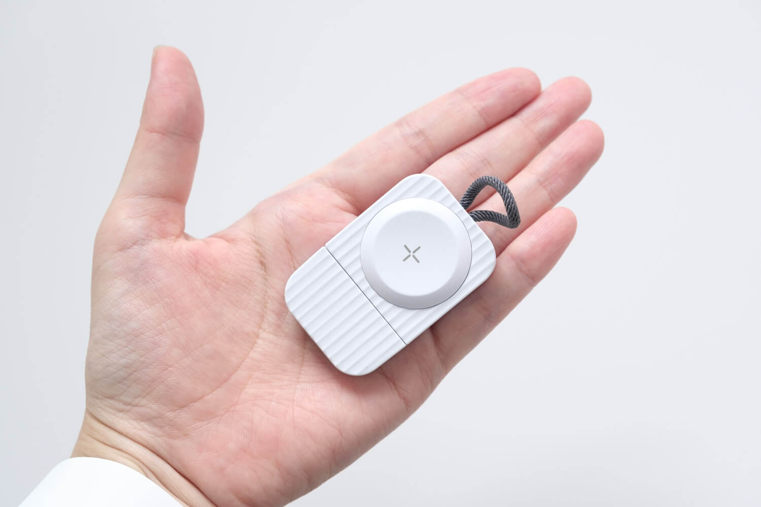 Apple Watch用のコンパクトな充電器は5×3.5cmほどとコンパクト