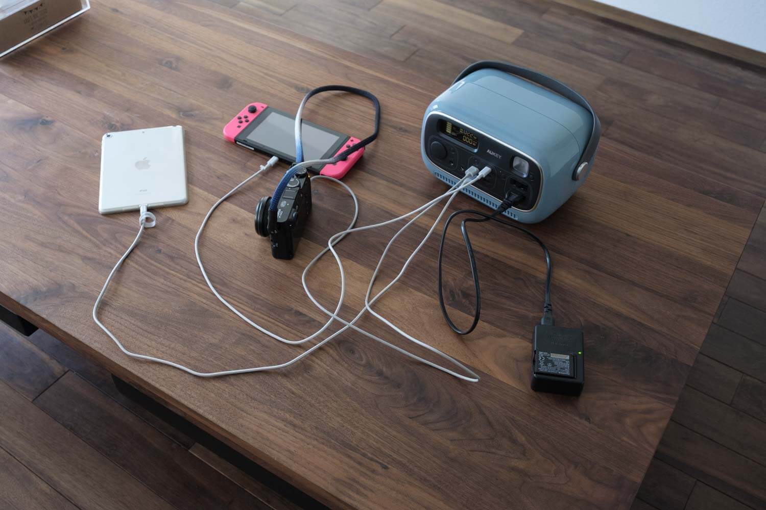 AUKEY PowerStudioでスイッチやカメラやiPad miniを充電しているところ