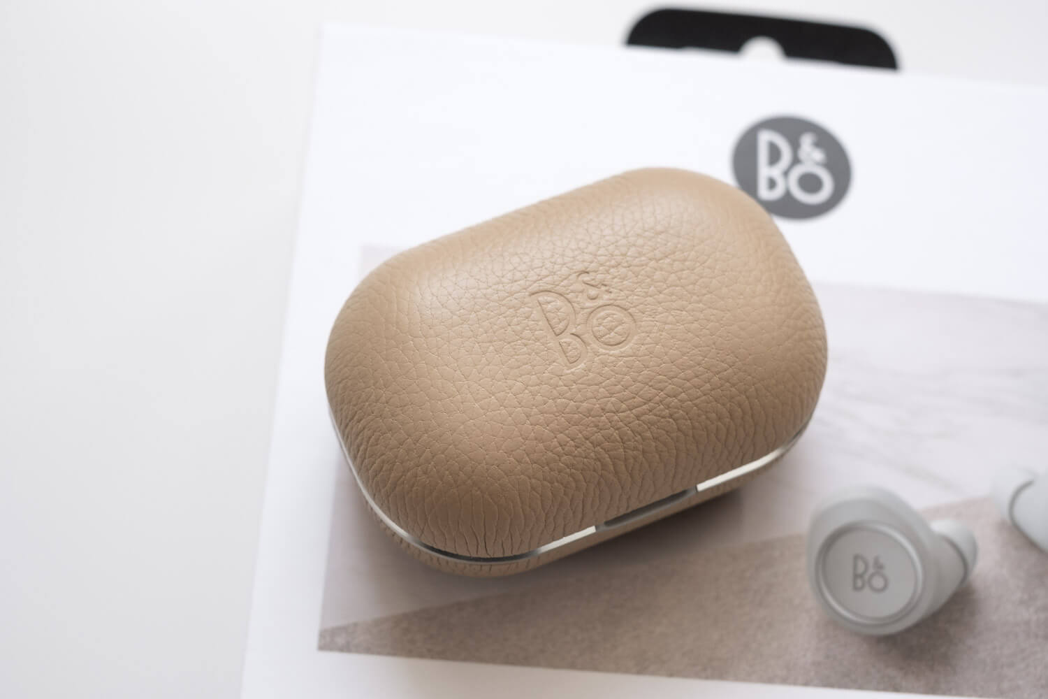 Beoplay E8 2.0 Natural 完全ワイヤレスイヤホン ケースのアップ
