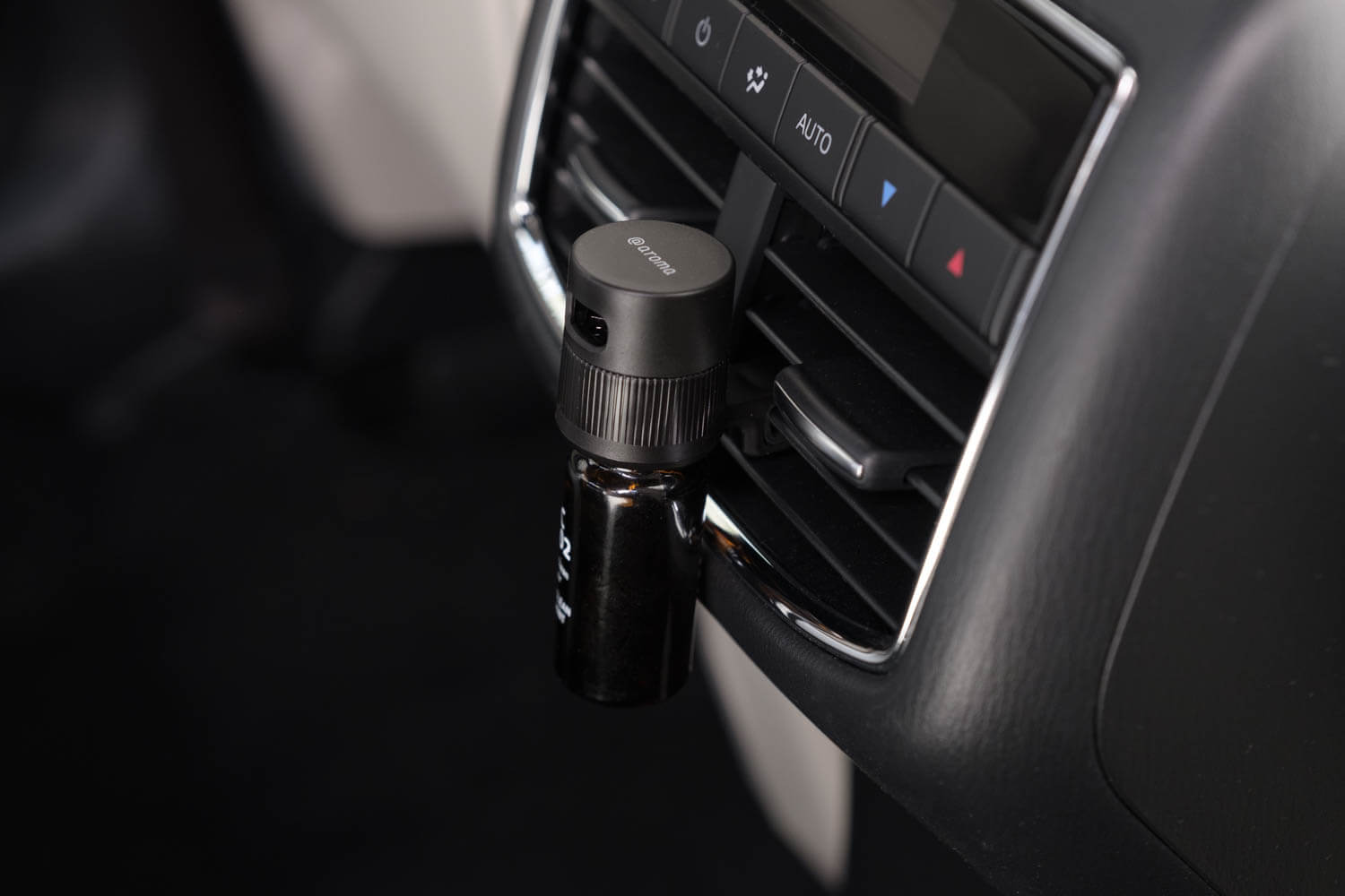 アットアロマ（@aroma）車用ディフューザードライブタイムクリップはフラットなエアコンだとどこでも取り付けられる