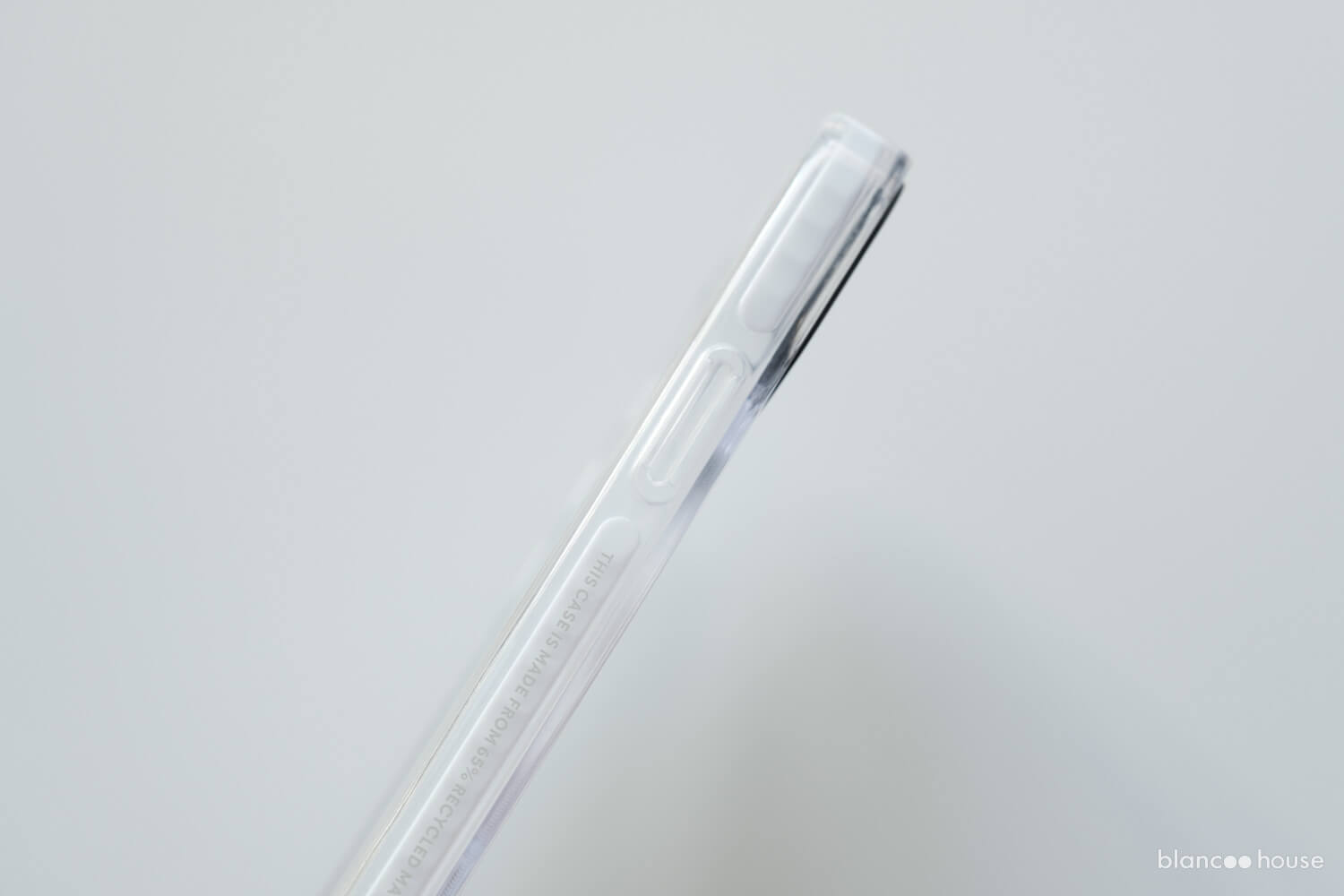 CASETiFY（ケースティファイ）で購入したのはiPhone13 mini用のPOKETOデザインケースのフレーム部分は内部の白い素材が見える