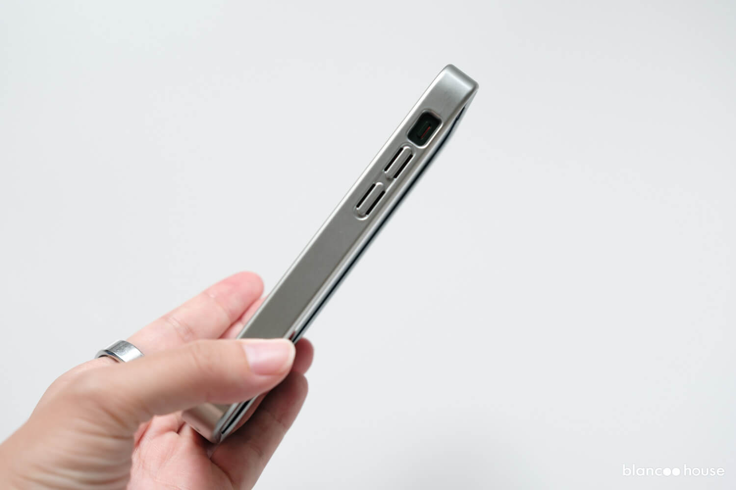 iPhone13 miniにCASETiFY（ケースティファイ）のMagSafe対応ミラーケースを取り付けたところ（ボリュームボタン側）