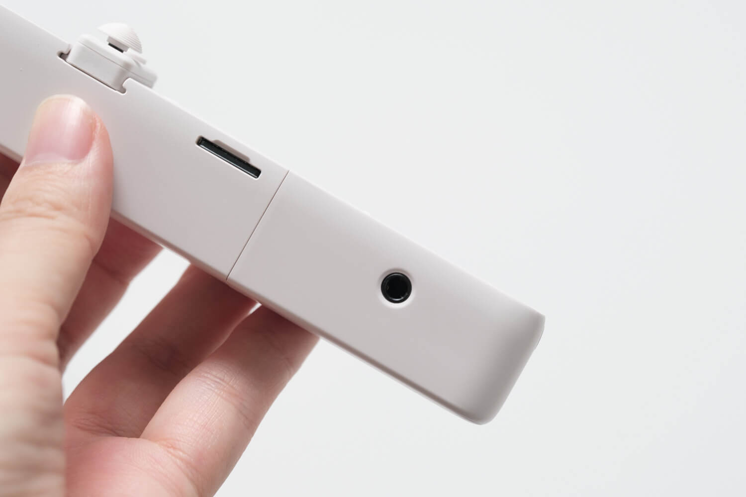 DJI Pocket 2 サンセットホワイトにDo-It-Allハンドルを取り付けたところ（3.5 mmオーディオポート）