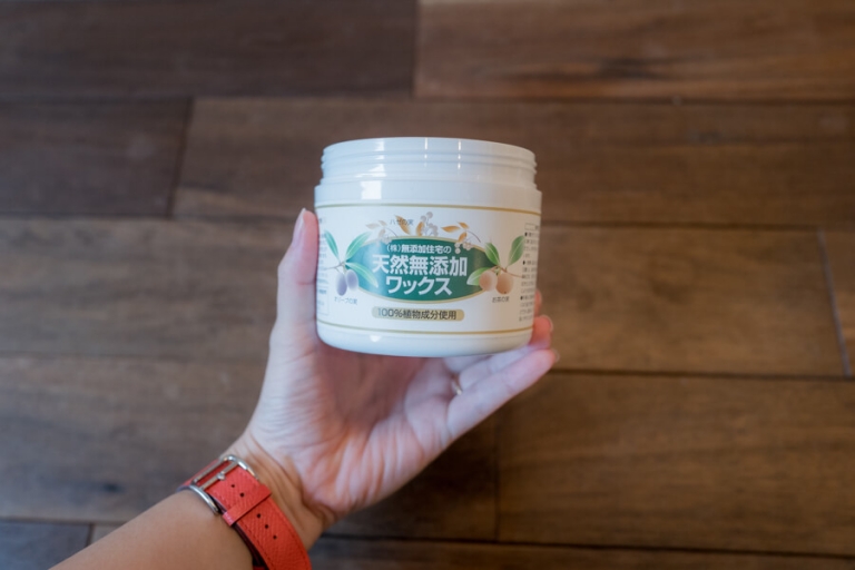 無垢フローリングの水シミが気になったので、スポンジや天然ワックスでお手入れしてみました!