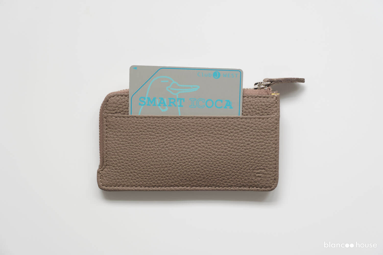 グラマス（GRAMAS）シュランケンカーフレザー フラットジップ ウォレットの外ポケットに交通ICカード