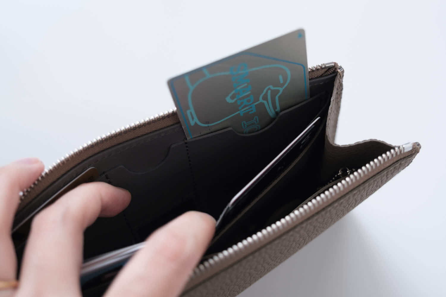 GRAMAS German Shrunken-calf Smart Organizer WalletのICカードポケットには交通系のICカードを入れる