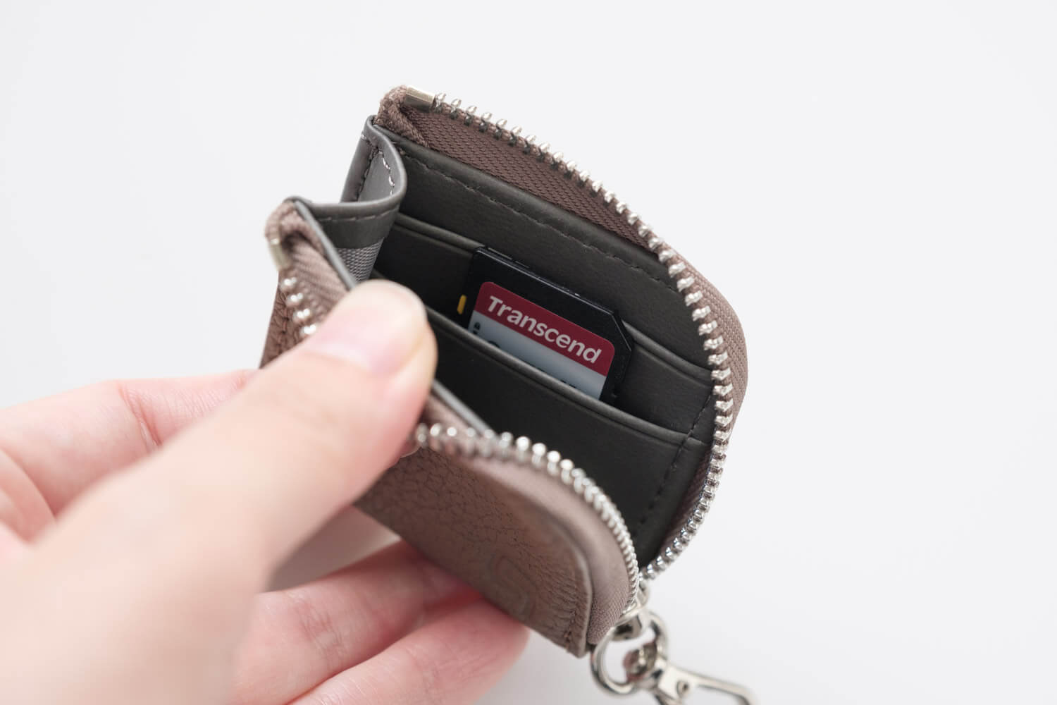GRAMASのMe-po（ミーポ）ミニマルコインポケットの下部はSDカードにピッタリな大きさ