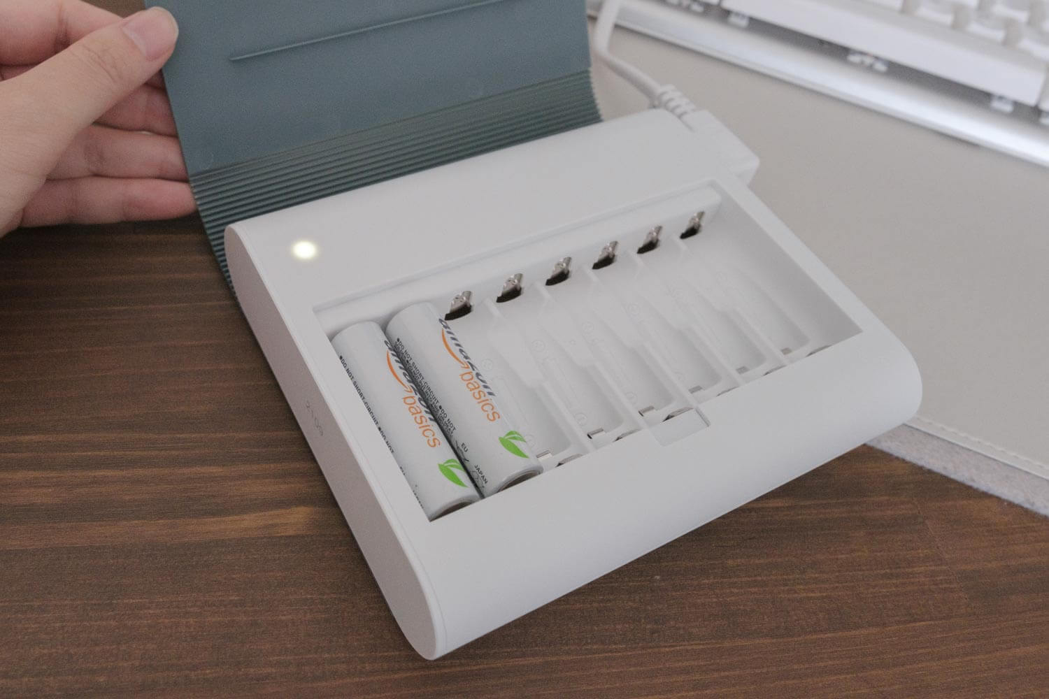 IKEA 電池充電器 TJUGO （チューゴ）は充電中に白い光が点滅する