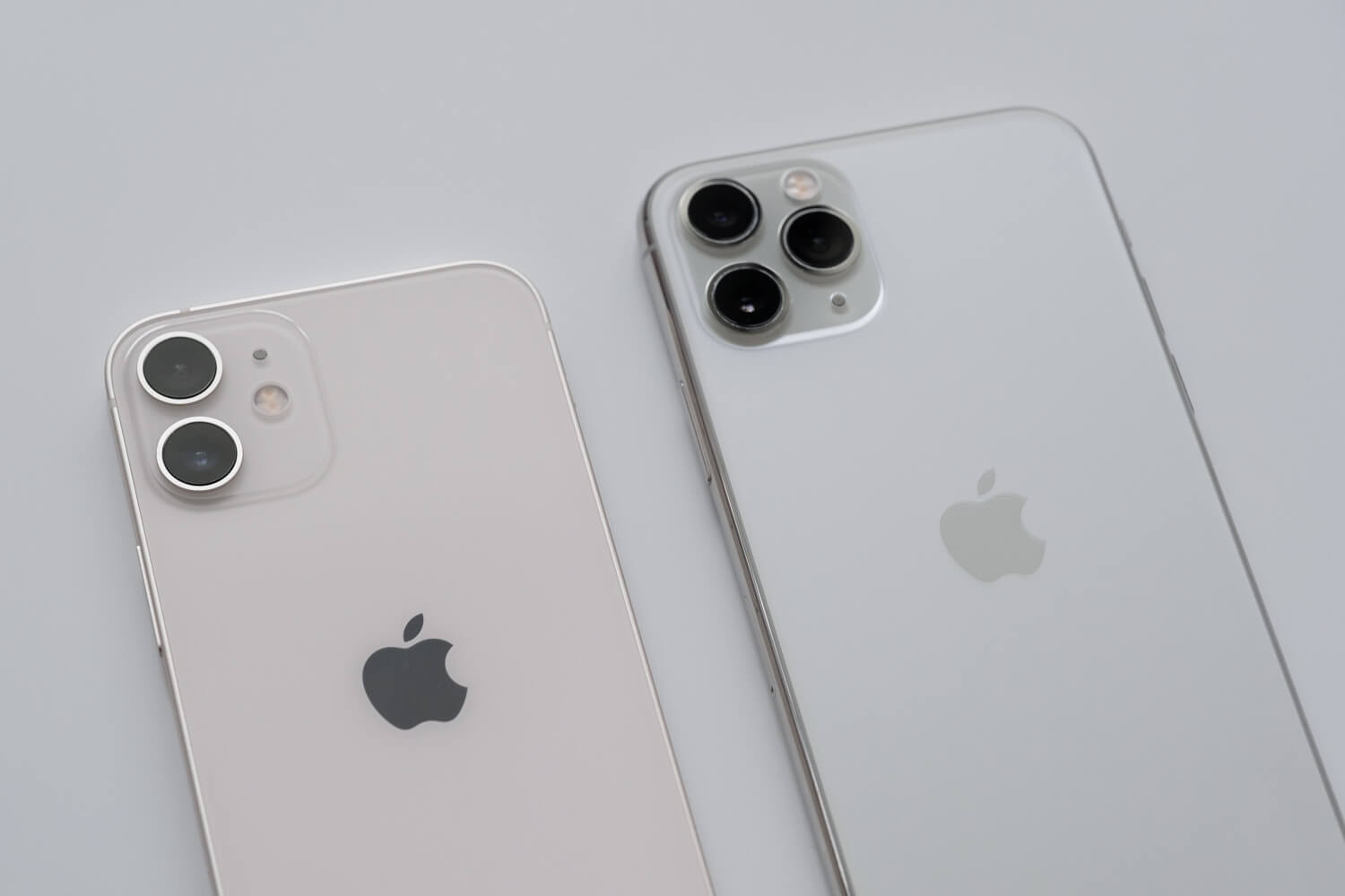 iPhone 12 mini ホワイトとiPhone11 Proシルバー（カメラ部分）