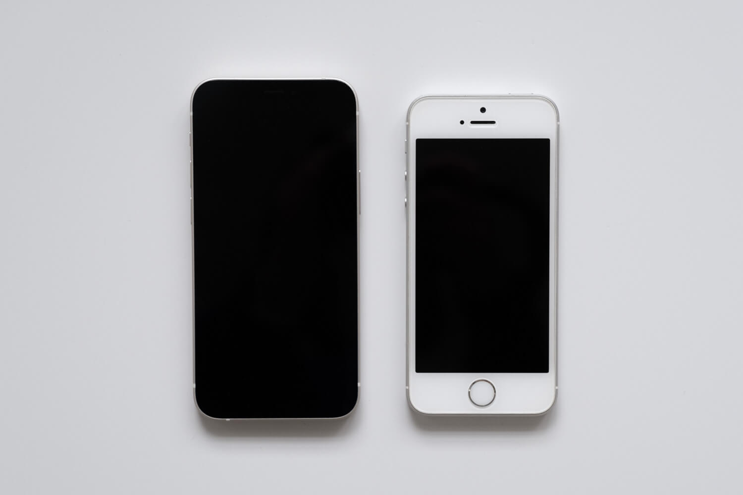iPhone 12 mini ホワイトとiPhoneSE初代の比較（ディスプレイ）