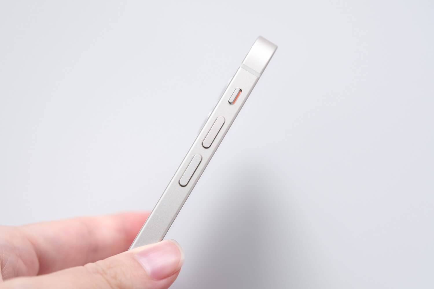 iPhone 12 mini ホワイトのサイドは優しいシルバーカラー