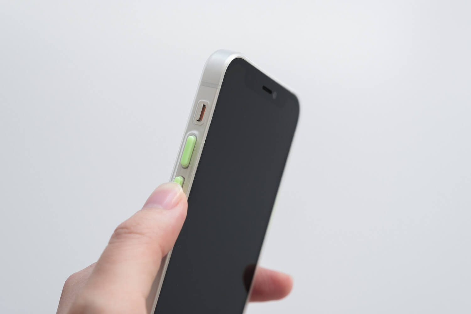SwitchEasy 0.35mmiPhoneケースをiPhone12 miniに取り付けるとボタンが使いやすい