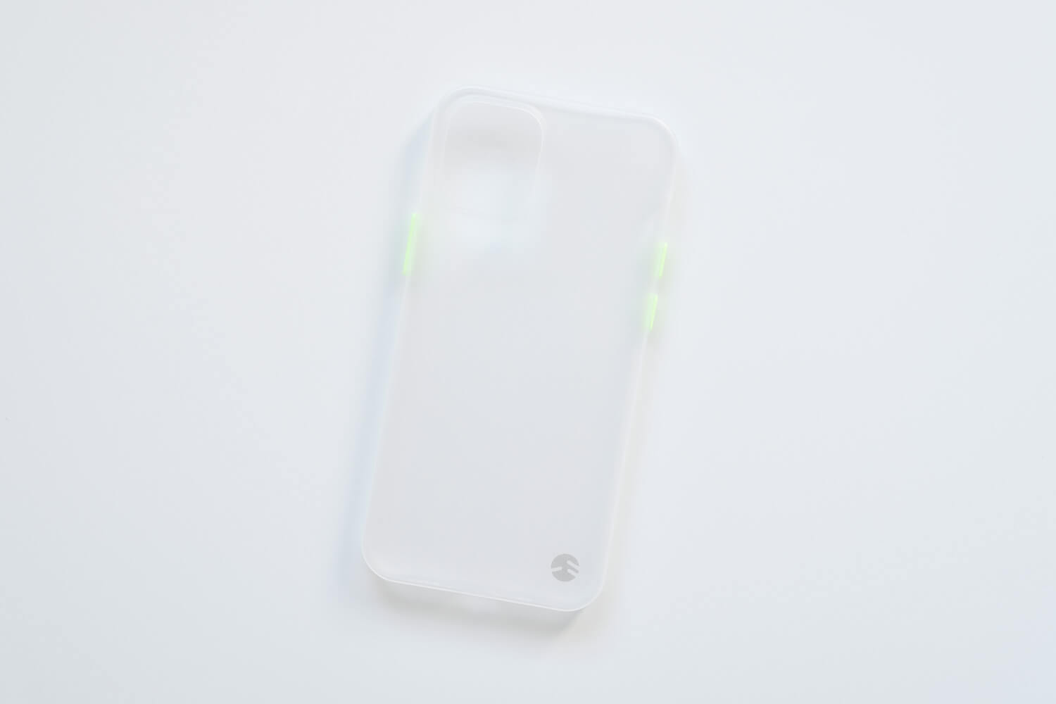 SwitchEasy 0.35mmiPhoneケースは半透明で白背景だと見づらい