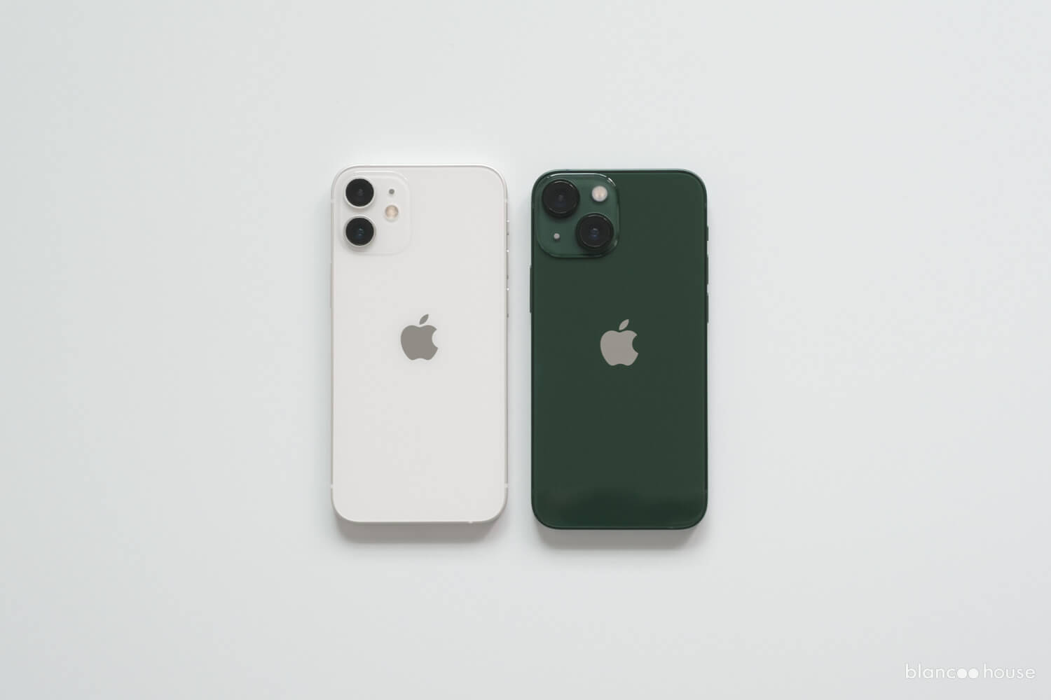 iPhone12 mini ホワイトとiPhone 13 mini グリーンを比較（背面）