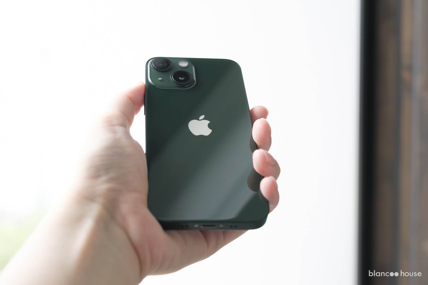 iPhone 13 mini グリーンは角度によって違う色に見える