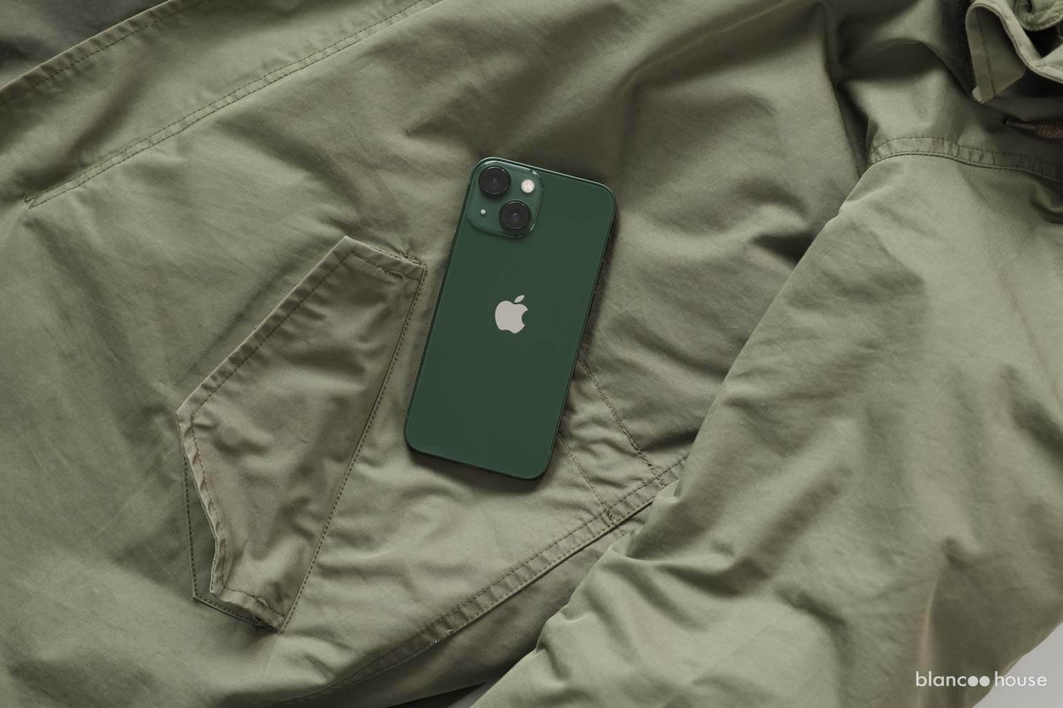 iPhone 13 mini グリーンとモッズコートの色比較