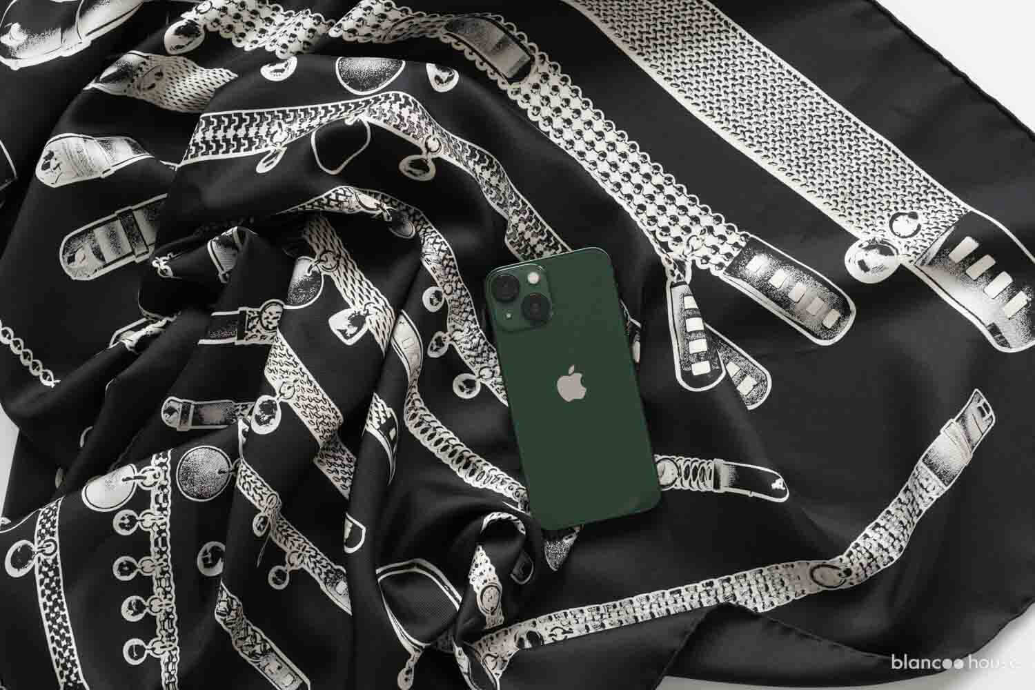iPhone 13 mini グリーンと黒いスカーフ