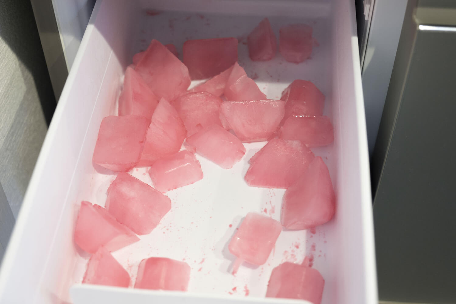 アズマ工業　自動製氷機の汚れ取りま専科を使うとピンクの氷ができる。色はブドウの皮の色素