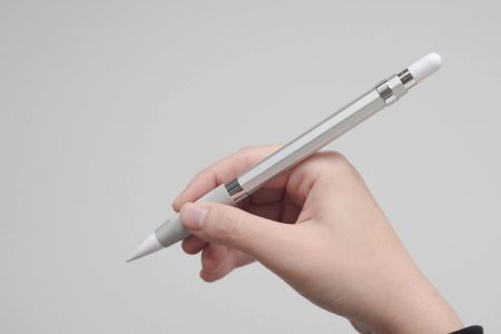 カヴェコ アップルペンシル用グリップ Grip for ApplePencilを持つとこんな感じ。シルバーカラーはシンプルでいい！