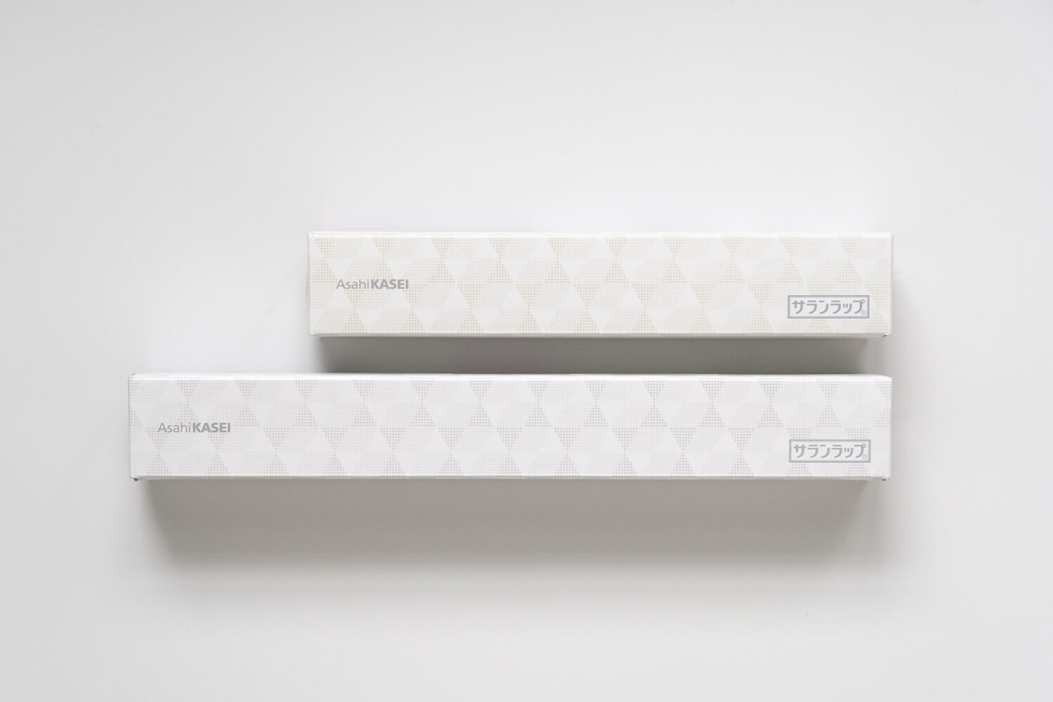 ロハコオリジナルの暮らしになじむ デザインパッケージのサランラップは白ベースの箱に淡い模様が特徴