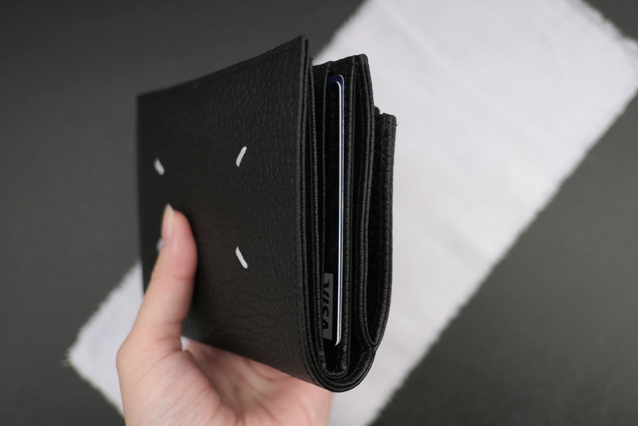 メゾンマルジェラの二つ折り財布は男女問わず長く使えるデザインです