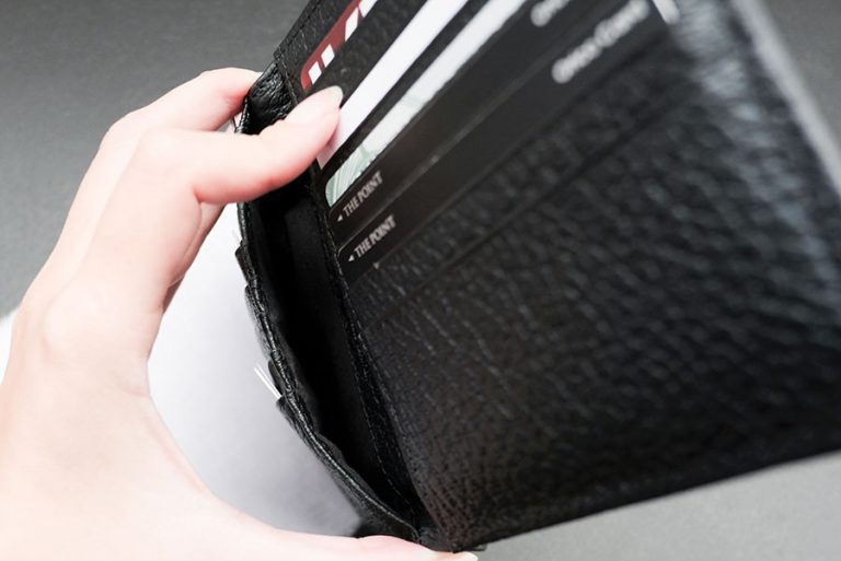 メゾンマルジェラの二つ折り財布は男女問わず長く使えるデザインです【レビュー】 – ブランクハウス