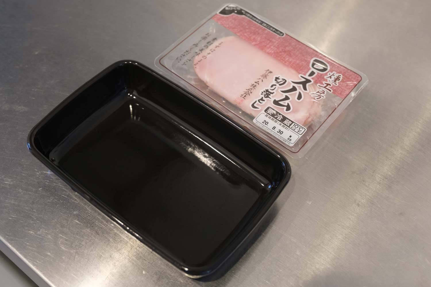 野田琺瑯のムック本 Daily Cooking Book付録の黒いレクタングル浅型Sサイズとハムのサイズ比較