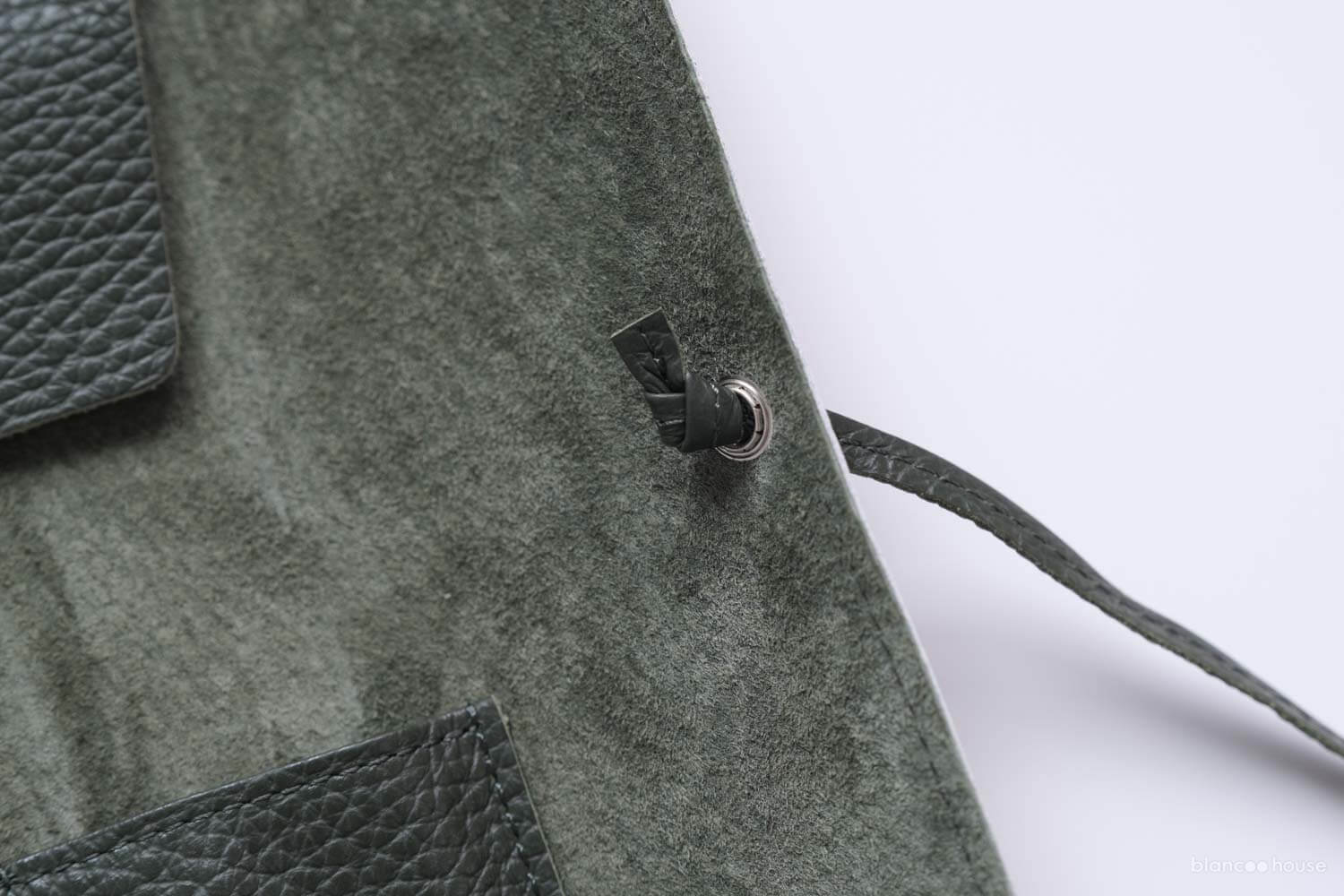 土屋鞄×ミナペルホネンの限定ロールペンケースの紐は縫い付けではなく穴に通されている