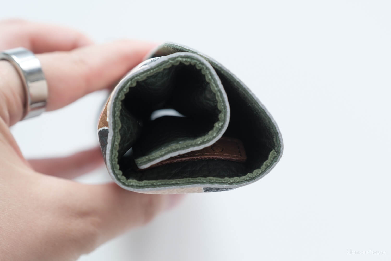 土屋鞄×ミナペルホネンの限定ロールペンケースはポケット部分が厚くなりがち