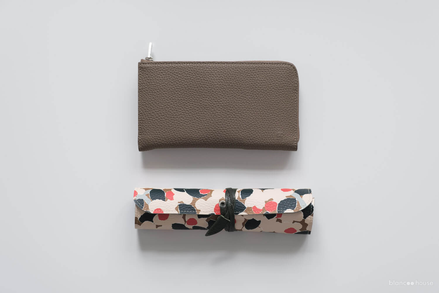 土屋鞄×ミナペルホネンの限定ロールペンケースと長財布の大きさ比較