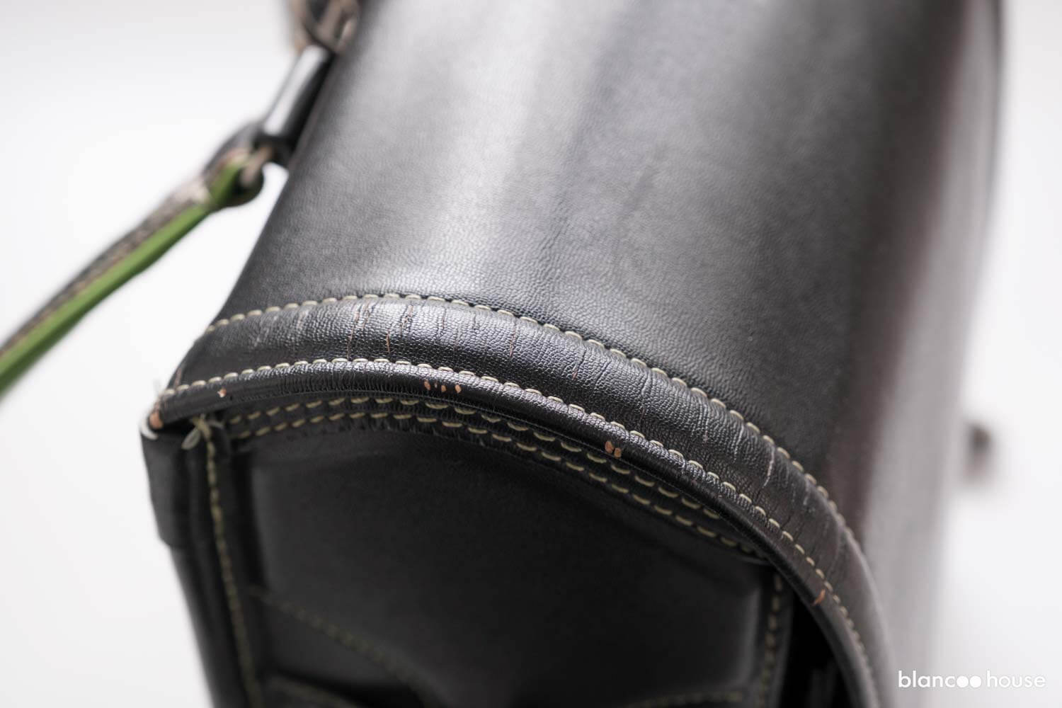 土屋鞄のランドセル「牛革コンビ 黒×緑」を6年使った状態（フラップのふち部分）