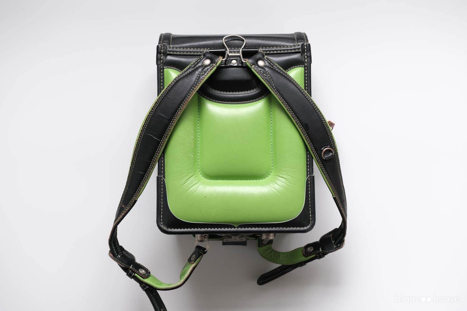 土屋鞄のランドセル「牛革コンビ 黒×緑」を6年使った状態（背面）