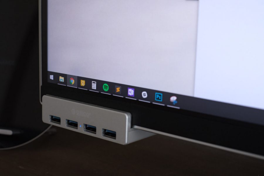 ディスプレイに固定できるアルミUSBハブがめっちゃ便利！クランプ型なので取り付けも簡単。 ブランクハウス