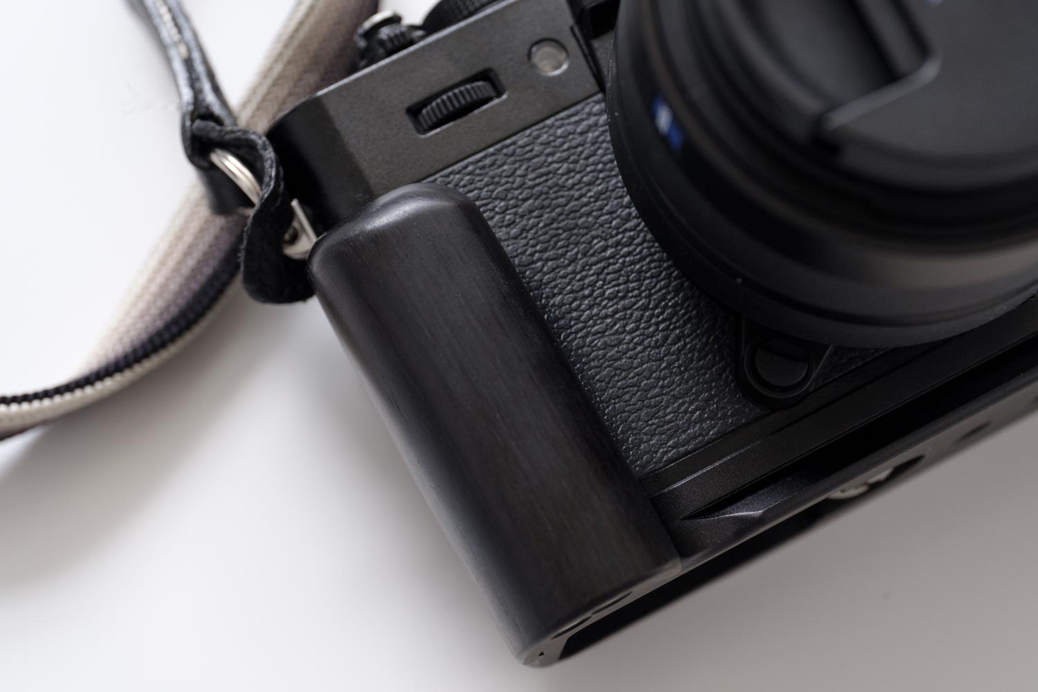 X-T20 X-T30 WEPOT 木製グリップ 取り付けたときのグリップ