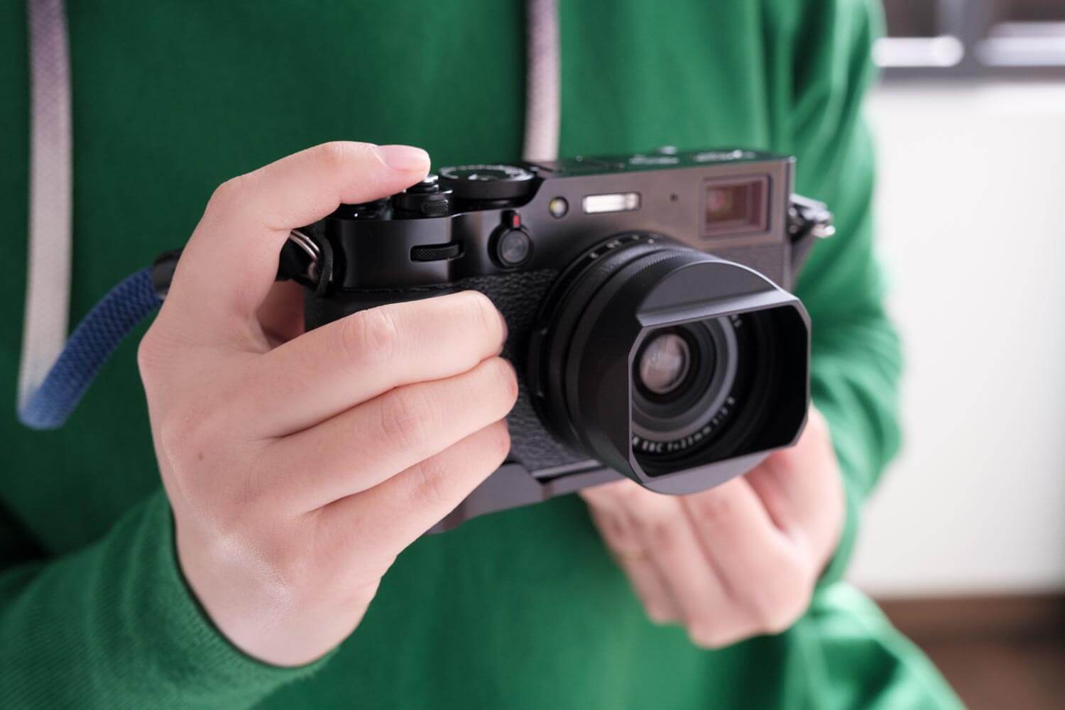 YC Onion X100V用グリップ（黒）をカメラに取り付けて握ったところ（スクエアフードあり）